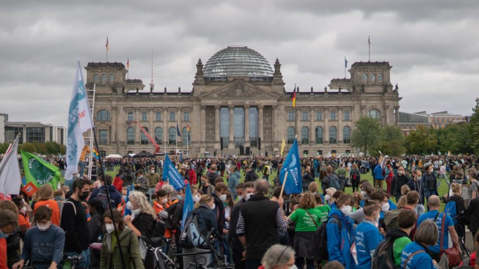 Demonstration vor dem Reichstagsgebäude in Berlin